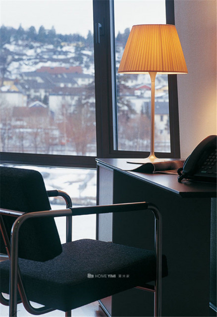 romeo-soft-table-starck-flos-F61070-product-life-02-571x835 拷贝.jpg