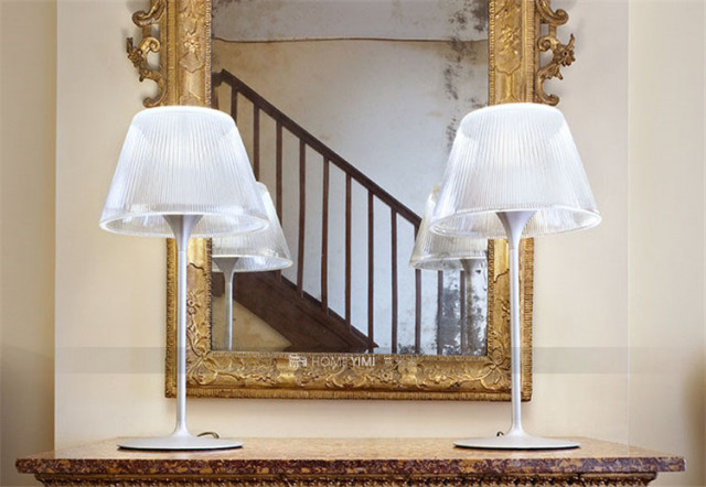 romeo-moon-table-starck-flos-F61070-product-life-03-720x498 拷贝.jpg