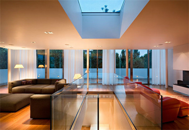 romeo-soft-floor-starck-flos-F61090-product-life-03-720x498 拷贝.jpg